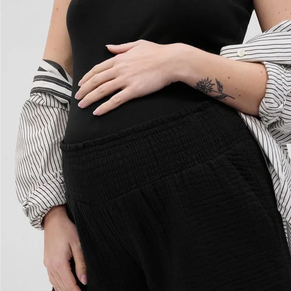 GAP Maternity Gauze Black Shorts - Picture 2 of 3